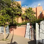 Julie\'S Airport Apartment